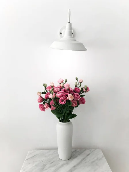 Vit Vas Med Vackra Eustomor Blommor Marmor Bord — Stockfoto