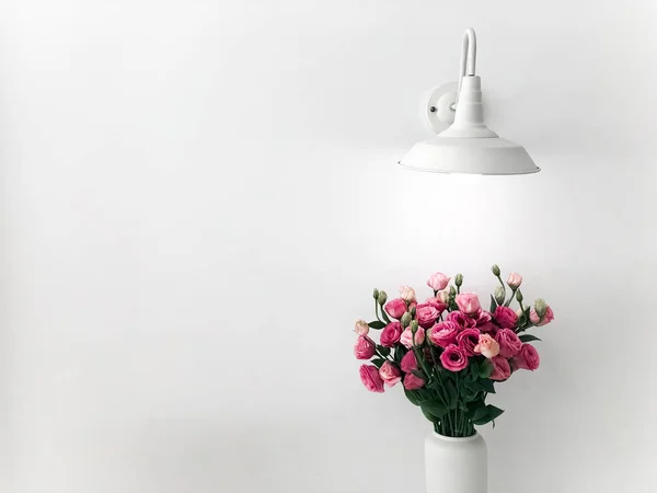 Jarrón Blanco Con Hermosas Flores Eustoma Mesa Mármol —  Fotos de Stock