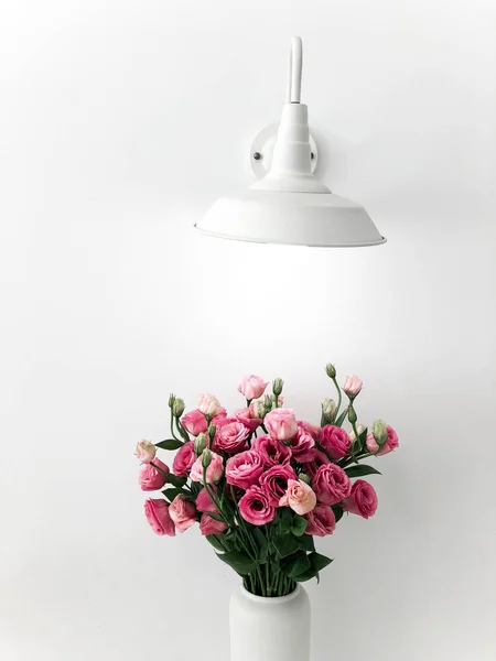Λευκό Βάζο Λουλούδια Όμορφα Eustoma Στον Μαρμάρινο Τραπέζι — Φωτογραφία Αρχείου