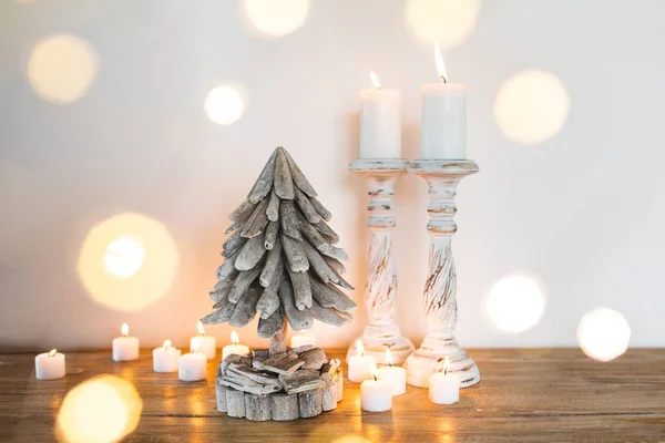 白色木制装饰圣诞树与蜡烛和金色模糊的闪亮的灯光周围 文本的位置 手工制作的节日概念 — 图库照片