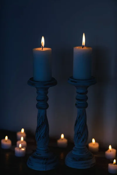Dřevěný Svícen Svíčkami Temné Noci Světlo Hygge Domácí Koncept Místo — Stock fotografie
