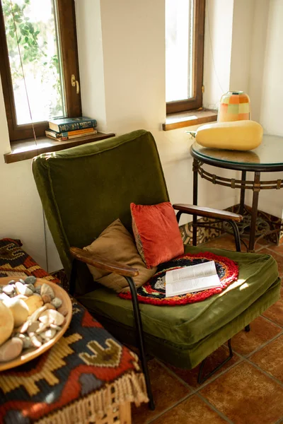 Libro Está Acostado Una Silla Verde Vintage Con Almohadas —  Fotos de Stock