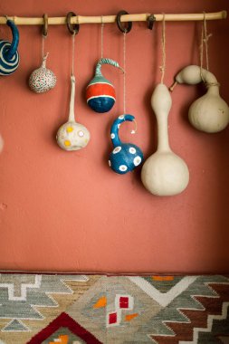 Ev dekorasyonu - boyalı laginaria el