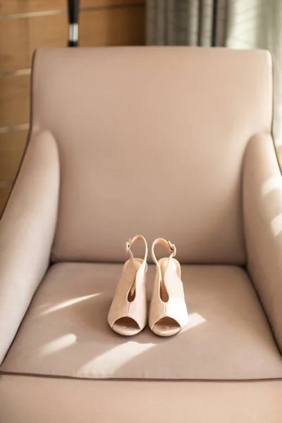 Spose Scarpe Sposa Beige Sulla Poltrona — Foto Stock