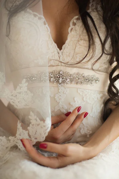 アイボリーのレースウェディング ドレス 花嫁の美しい手 爪に赤いマニキュア — ストック写真