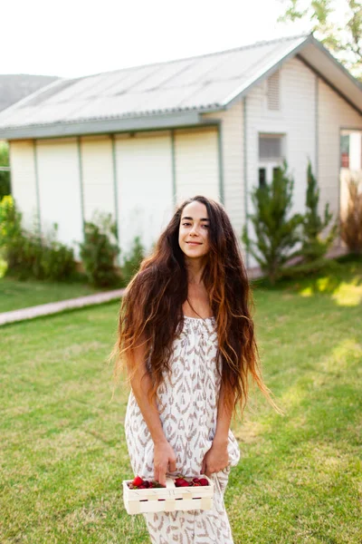 Vacker Flicka Med Långt Hår Njuter Sommardag Ett Hus Landet — Stockfoto