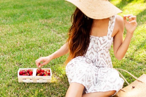 女人之手拿着一个篮子 篮子里有新鲜的有机草莓 夏天的气氛 有机浆果和营养的概念 它含有丰富的抗氧化剂 一碗有机草莓 新鲜收获的水果 — 图库照片