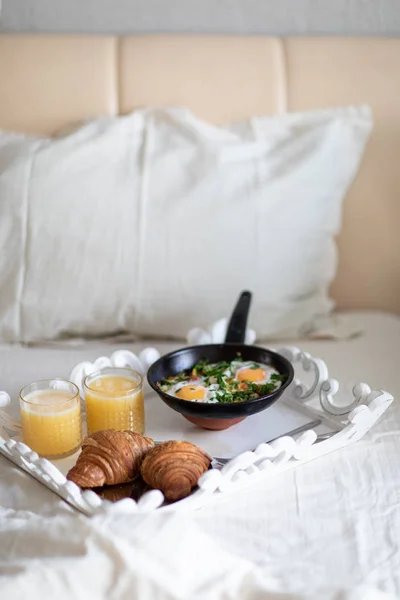 Colazione Classica Uova Fritte Con Verdure Padella Nera Due Croissant — Foto Stock