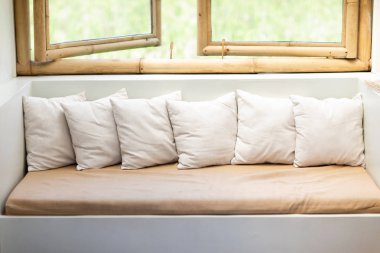 Balkon iç kanepe dekorasyon güzel beyaz yastıklar. Beyaz kare yastık iç dekor