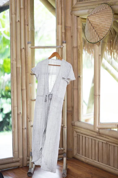 Vestido Lino Gris Cuelga Del Verdugo Una Habitación Bambú Vestido —  Fotos de Stock