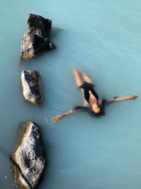 Kadın Blue Lagoon termal havuz rahatlatıcı. İzlanda.
