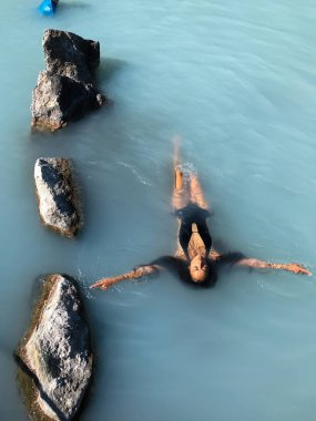 Kadın Blue Lagoon termal havuz rahatlatıcı. İzlanda.
