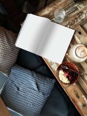 Yaratıcı ve rahat düz Fotoğraf çalışma masası ile defter, kahve, yastıklar ve çöl ahşap arka plan üzerinde göklere