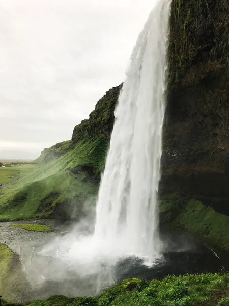 Seljalandsfoss Seljalandsfoss는 호선으로 아이슬란드에서 지역에 있습니다 폭포에 흥미로운 하나는 동굴에 — 스톡 사진