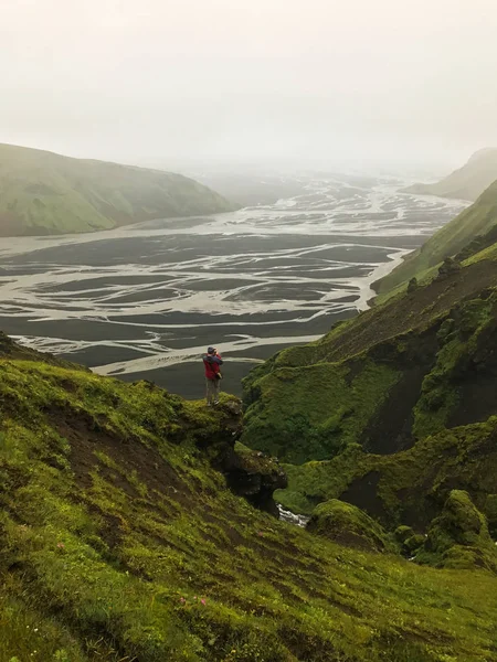 사람이 날씨와 안개에 둘러싸여 이끼로 자란과 절벽에 Standind 아이슬란드어 Fyadrarglyufur — 스톡 사진