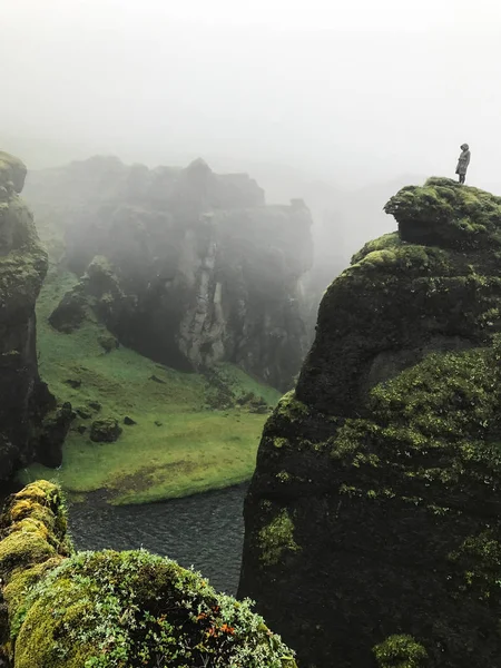 寒さと霧の川で 非常に高速に囲まれた緑のコケが生えて崖の上の女性 Standind キャニオン アイスランドおとぎ話 Fyadrarglyufur — ストック写真