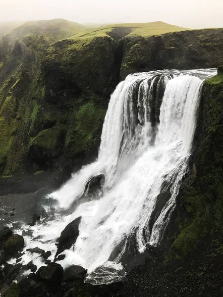 アイスランド語で 美しい滝 を意味する名 Fagrifoss 確かに美しい はラキ火山溶岩の割れ目に砂利道の旅行中にそれを発見しました — ストック写真