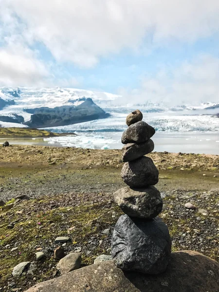 Mesterséges Piramis Földön Tóparti Felhős Izland Hagyományos Izlandi Művészeti Objektum — Stock Fotó