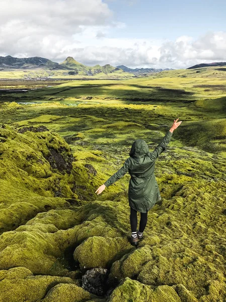 Jovem Mulher Pacífica Desfrutando Vista Para Prados Cobertos Musgo Islândia — Fotografia de Stock