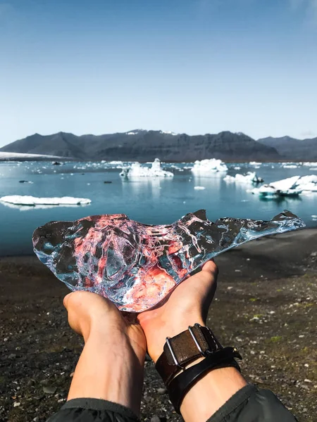 Les Mains Des Hommes Tiennent Morceau Glace Baleine Contre Lagune — Photo