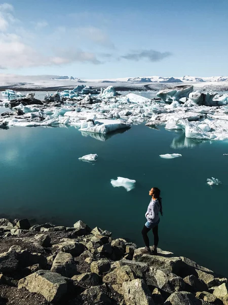 Woman Watching Crash Icebergs Jokulsarlon Glacial Lagoon Vatnajokull National Park — Stock Photo, Image