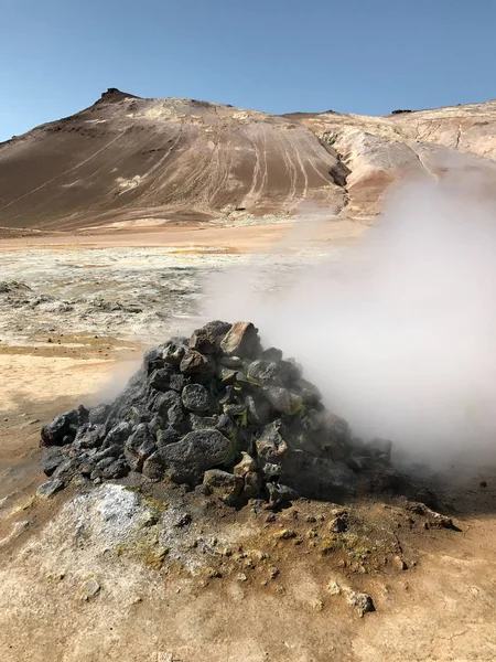 アイスランドの間欠泉の蒸気と美しい自然 — ストック写真