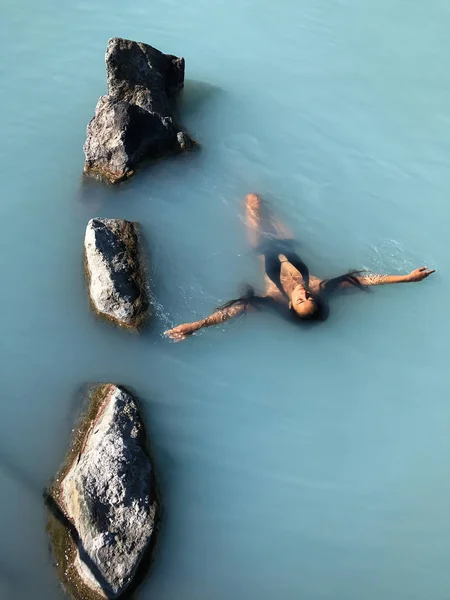 Mujer Relajándose Piscina Termal Blue Lagoon Islandia —  Fotos de Stock