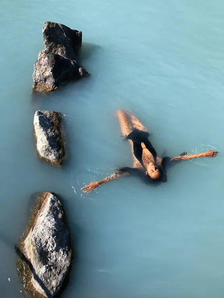 Mulher Relaxante Piscina Termal Lagoa Azul Islândia — Fotografia de Stock
