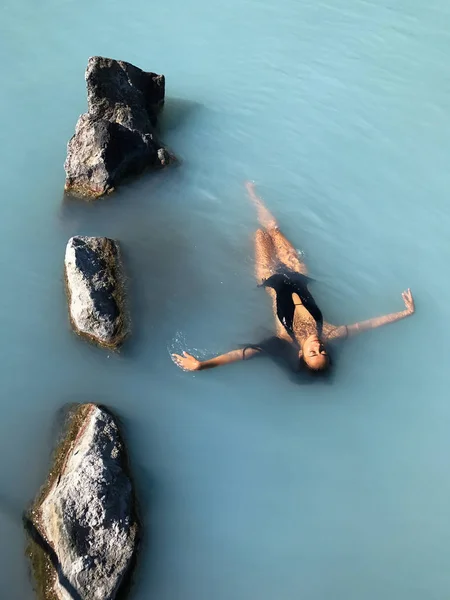 Kvinnan Avslappnande Termiska Pool Blue Lagoon Island — Stockfoto