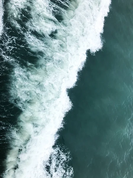 深い青色の嵐海水面白い泡と波 — ストック写真