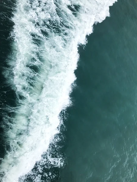 深い青色の嵐海水面白い泡と波 — ストック写真