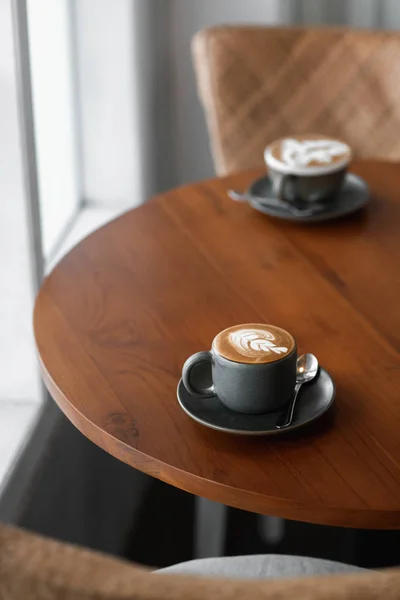Kawa Latte Art Drewniane Biurko Kawiarni Vintage Odcień Filiżanka Kawy — Zdjęcie stockowe