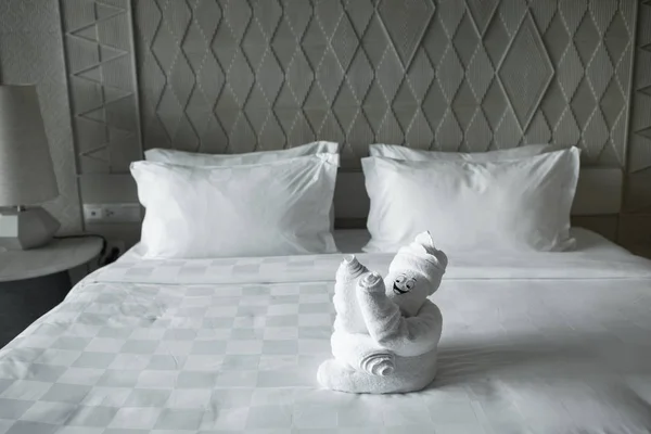 在五星级酒店房间里 白色毛巾折叠成一个有趣的折纸人 — 图库照片
