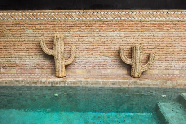 Piscina Turchese Marocchina Decorazione Cactus Paglia Vicino Muro Mattoni — Foto Stock