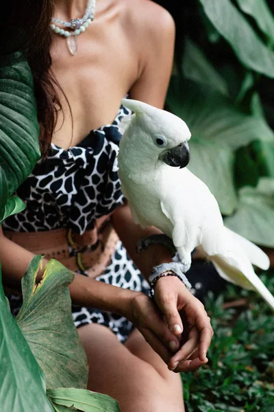 Ritratto di giovane donna bruna attraente con ara pappagalli su — Foto Stock