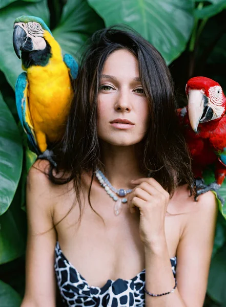 Портрет молодой привлекательной брюнетки с арой попугаев на — стоковое фото