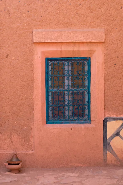 Traditional Moroccan exterior: blue forged window, brown clay Ta — Stock Photo, Image