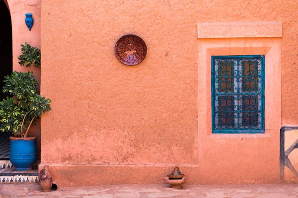 Traditional Moroccan exterior: blue forged window, brown clay Ta — Stock Photo, Image