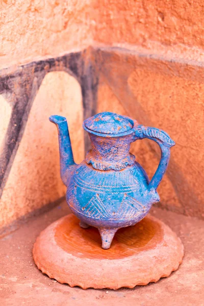 Traditional Moroccan earthenware pottery jug standing against th — Stock Photo, Image