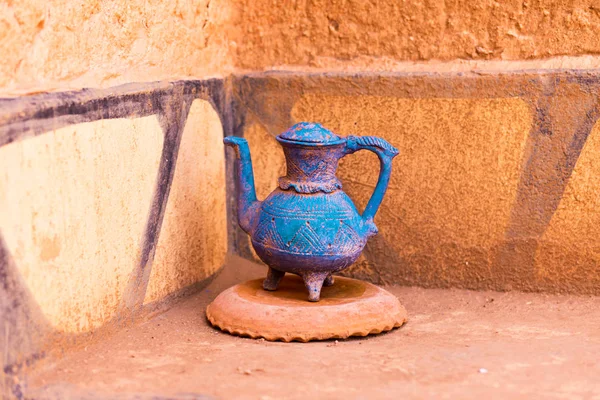 Jarra de cerámica tradicional marroquí de loza de pie contra th —  Fotos de Stock
