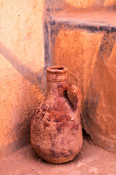 Jarra de cerámica tradicional marroquí de loza de pie contra th —  Fotos de Stock