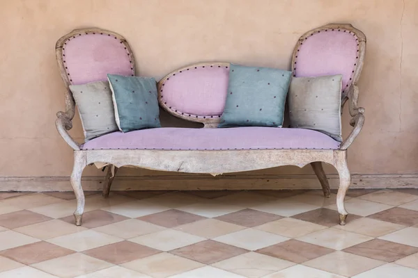 Rosa textil vintage soffa. — Stockfoto