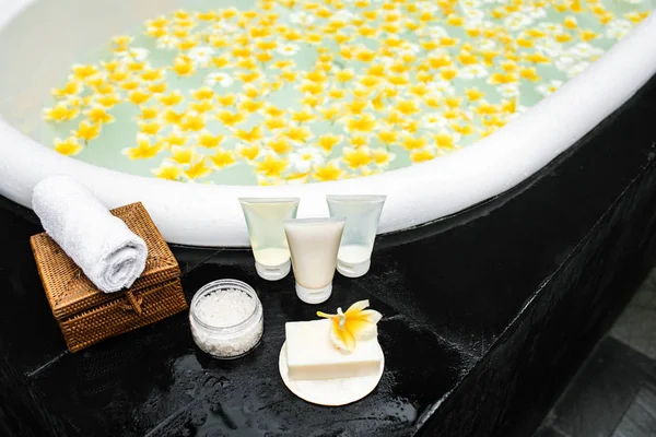 热带地区有黄色花朵的浴场. — 图库照片