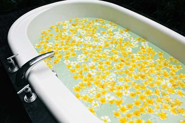 Ванна с желтыми цветами в тропиках . — стоковое фото