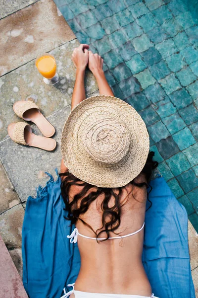 Vrouw ontspannen in het zwembad. — Stockfoto
