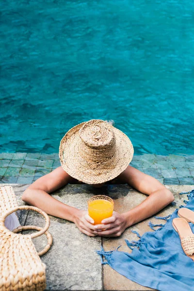 Mulher relaxante na piscina. — Fotografia de Stock