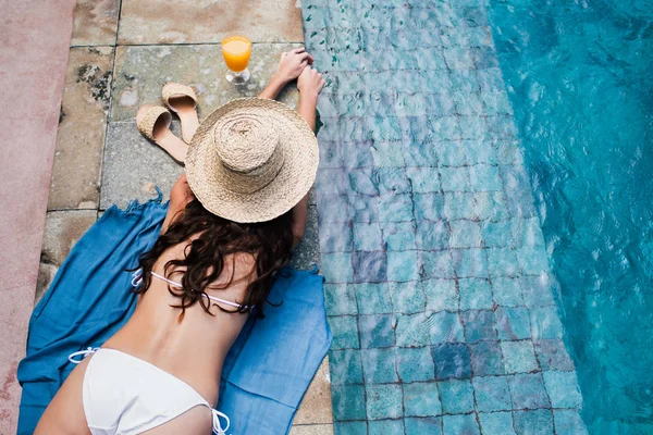 Frau entspannt sich im Schwimmbad. — Stockfoto