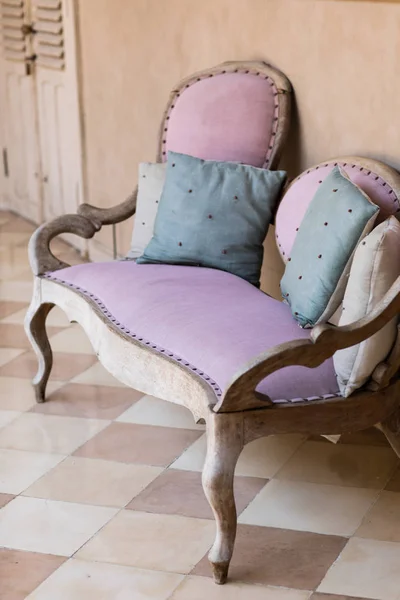 Розовый тканевый винтажный диван . — стоковое фото
