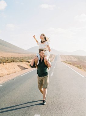 Fas'ta yolda yürüyen çift. 