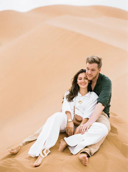 Liefdevolle paar in de Sahara woestijn. Rechtenvrije Stockafbeeldingen